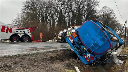 Der Tanklaster wird geborgen. Gegen 16 Uhr stand er wieder auf der Straße.