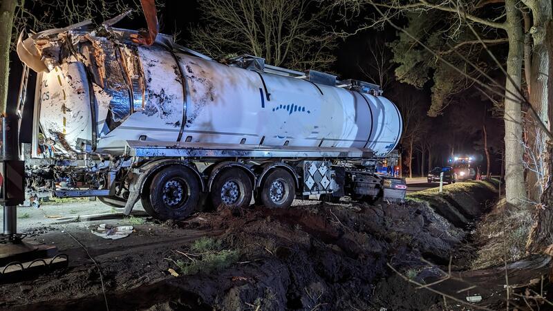 Zu nass: Tanklastzug kippt im Stader Nachbarkreis um Der Tanklastzug, hier wieder aufgerichtet, war bei dem Unfall beschädigt worden.