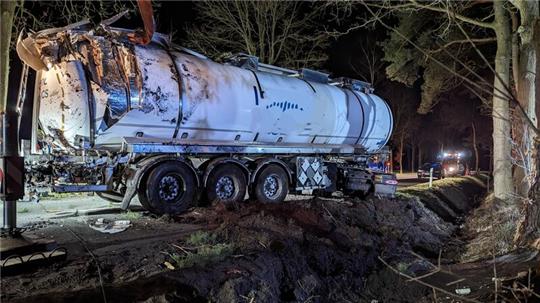 Der Tanklastzug, hier wieder aufgerichtet, war bei dem Unfall beschädigt worden. 