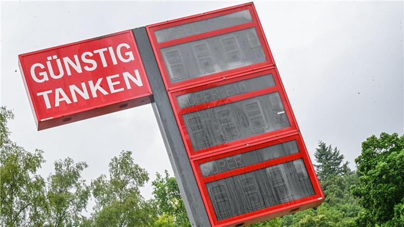 Monopolkommission sieht Millionenlücke beim Tankrabatt Der Tankrabatt kam zu großen Teilen bei den Verbrauchern an, sagt die Monopolkommission. (Archivbild)