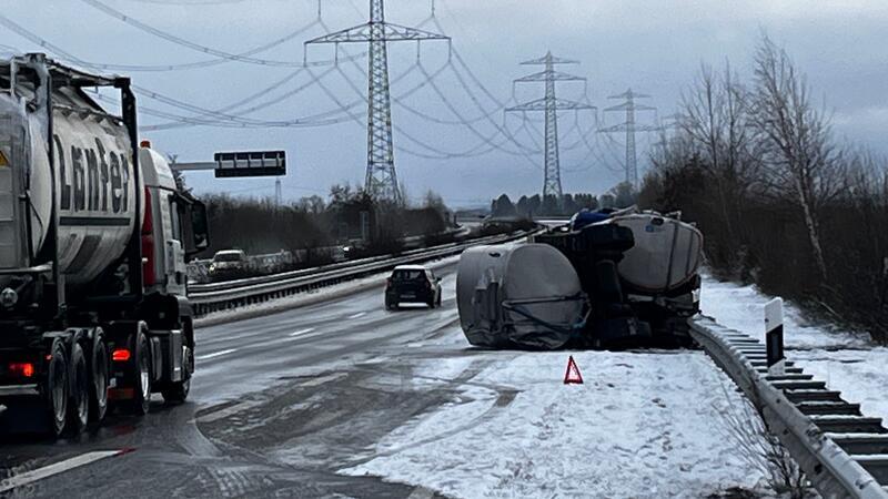 Der Tankwagen blockiert auf der A26 in Höhe Horneburg eine Fahrbahn und den Seitenstreifen.