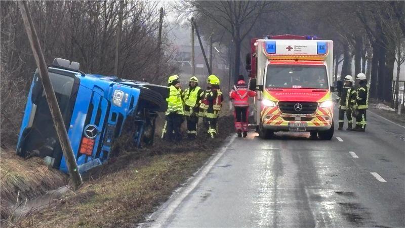 Der Tankwagen ist von der Fahrbahn der Hauptstraße in Bargstedt-Ohrensen abgekommen.
