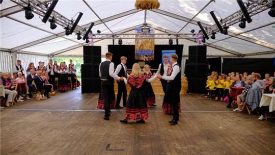 Der Tanz der Landjugend unter der Erntekrone gehört in Bargstedt auch heute noch dazu.