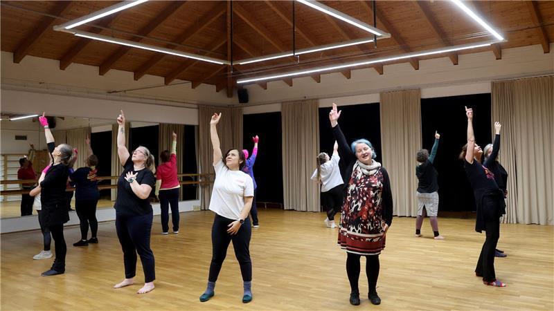 Der Tanz soll Stärke und Solidarität symbolisieren.