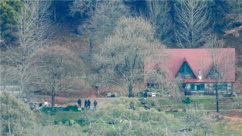 „Bitte gib auf“: Großfahndung nach mordendem „Reichsbürger“ Der Tatort auf einem abgelegenen Landgut wurde weiträumig abgesperrt.