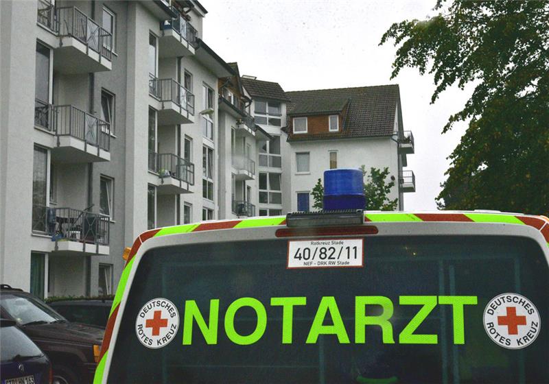 Der Tatort im Altländer Viertel: Die Einsatzkräfte konnten dem 17-Jährigen nicht mehr helfen, er erlag seinen Stichverletzungen. Fotos: Beneke