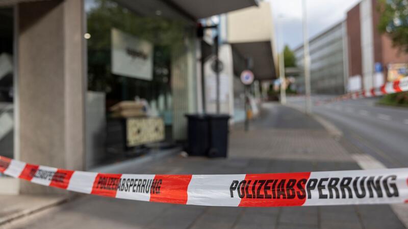Mutmaßlicher Täter nach Solinger Anschlag in U-Haft Der Tatort in der Solinger Innenstadt ist am Sonntag weiter großräumig abgesperrt.