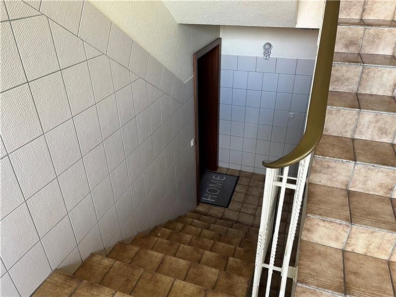 „Überall Blut“: Ehe-Drama in Horneburg hat längere Vorgeschichte Der Tatort liegt hinter der Tür zu der Wohnung im Souterrain eines Mehrfamilienhauses in der Moorstraße in Horneburg. Foto: Vasel
