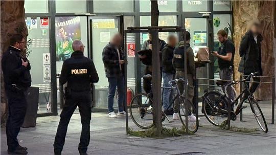 Der Tatort liegt mitten in der Innenstadt. 