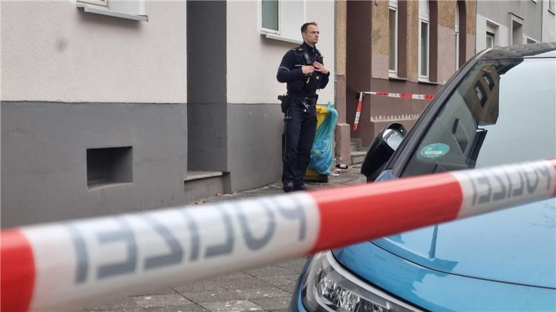 Der Tatort wurde mit Flatterband abgesperrt.