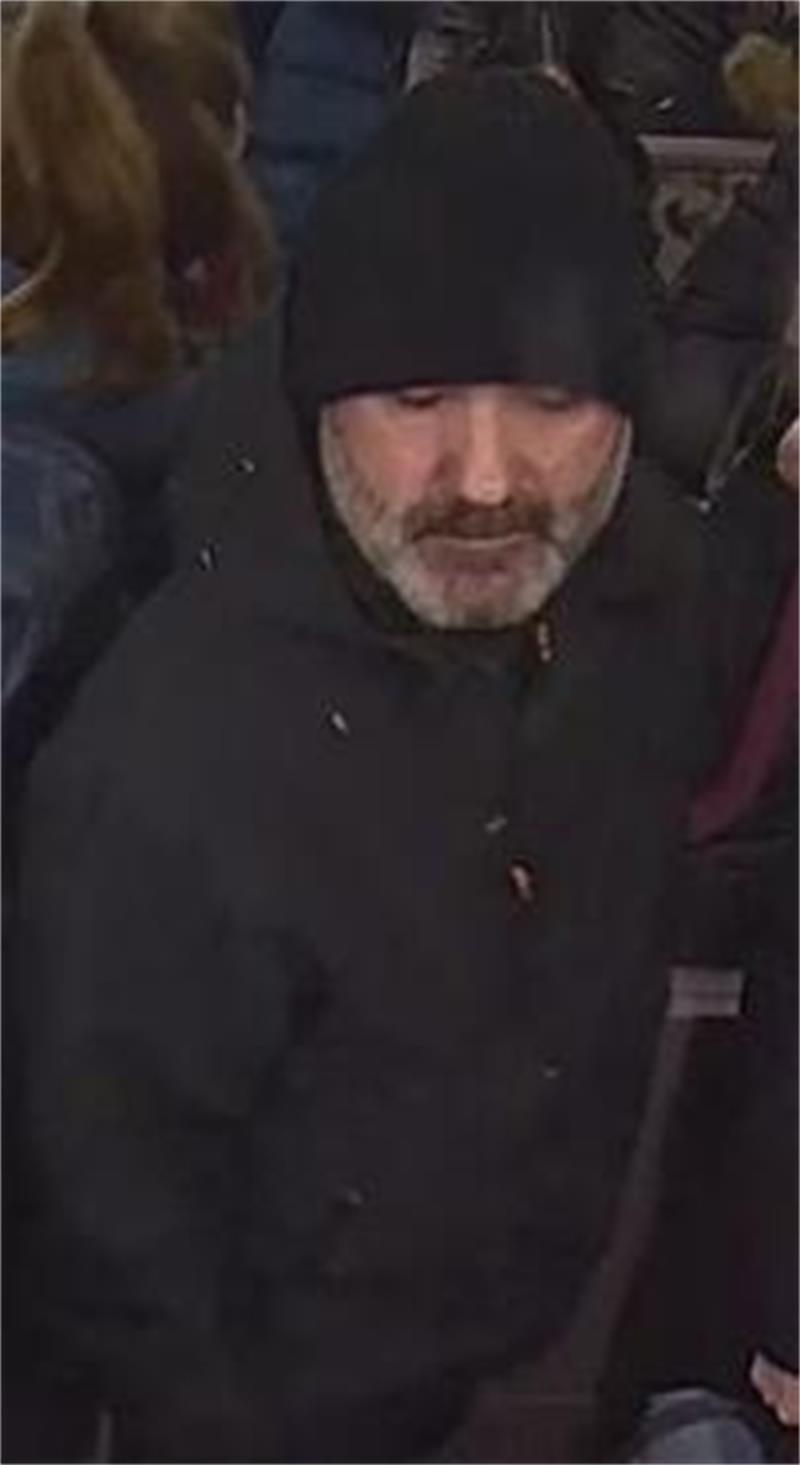 Raubüberfall in Hamburg-Horn: Wer kennt diese Männer? Der Tatverdächtige Nummer 1.