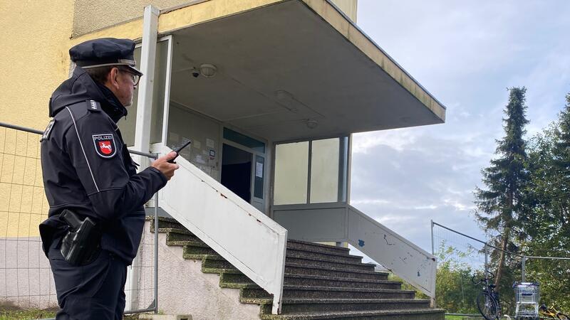 Was unmittelbar vor der Flughafen-Geiselnahme im Kreis Stade geschah Der Tatverdächtige der Geiselnahme vom Hamburger Flughafen wohnt in Buxtehude. Die Polizei hatte seine Wohnung im Blick.