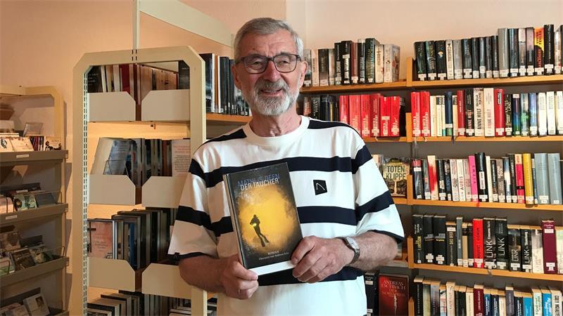 Lesegenuss im ehemaligen Haus des Freiburger Amtsrichters „Der Taucher“ heißt das Buch von Mathijs Deen. „Ich mag den Schreibstil und die Art und Weise, wie der Autor seine Geschichten erzählt“, sagt Bernd Bolik.