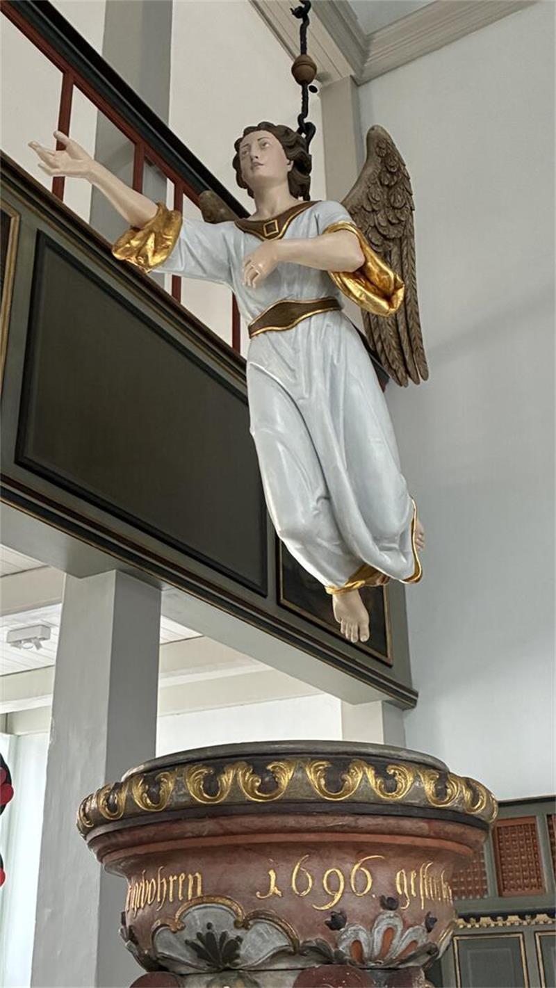 Der Taufengel ‚schwebt’ über dem Sandstein-Taufstein aus dem Jahr 1738 in der Liebfrauenkirche in Horneburg.