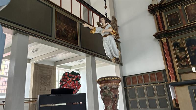 Der Taufengel ‚schwebt‘ über dem Sandstein-Taufstein aus dem Jahr 1738 in der Liebfrauenkirche in Horneburg.