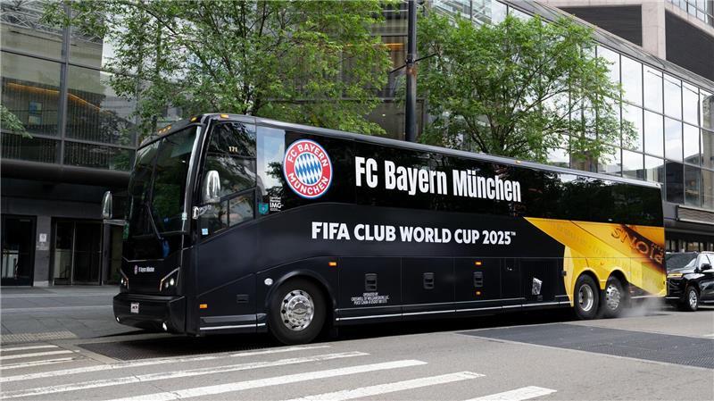 Kimmich staunt über Sané und mahnt: Bayern muss was tun Der Teambus des FC Bayern für die Club-WM steht vor dem Teamhotel in Cincinnati.