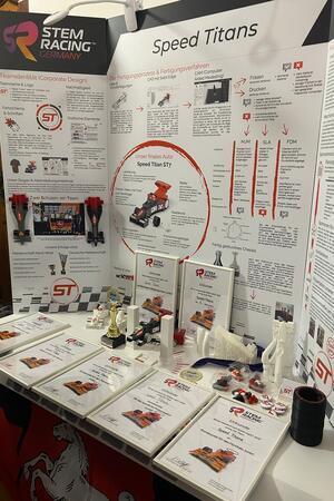 Der Teamstand der Speed Titans samt ihrer Ausbeute an Urkunden.