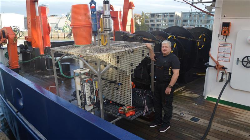 Munition im Meer: Gerät aus Bremen soll neue Erkenntnisse bringen Der Techniker Axel Nordhausen vom Bremer Max-Planck-Institut für Marine Mikrobiologie mit dem „Lander“ an Bord der „Heincke“. Das Forschungsschiff war zur Erforschung von Munition im Meer unterwegs.