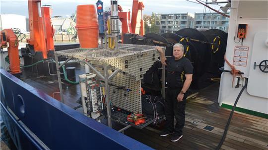Der Techniker Axel Nordhausen vom Bremer Max-Planck-Institut für Marine Mikrobiologie mit dem „Lander“ an Bord der „Heincke“. Das Forschungsschiff war zur Erforschung von Munition im Meer unterwegs.