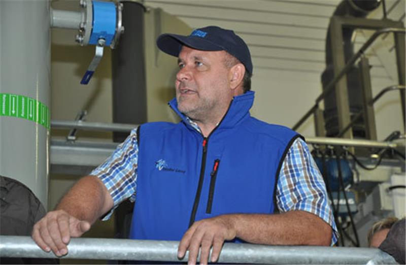 Der Technische Leiter des Heinbockeler Wasserwerks führte die Besucher durch die Welt der Trinkwassergewinnung. Foto Wahba