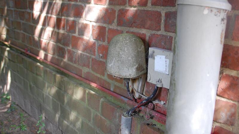 Der Telefonanschluss an der Hauswand in Beckdorf.