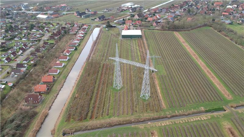 Der Tennet-Portalmast auf dem Obsthof soll abgebaut werden. Ein neuer klassischer Donaumast soll an der Ecke von Schöpfwerkskanal und Wettern vorne links errichtet werden.