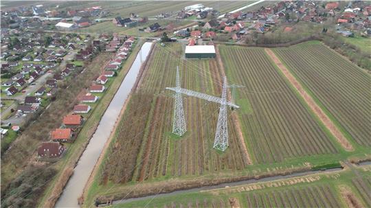 Der Tennet-Portalmast auf dem Obsthof soll abgebaut werden. Ein neuer klassischer Donaumast soll an der Ecke von Schöpfwerkskanal und Wettern vorne links errichtet werden.