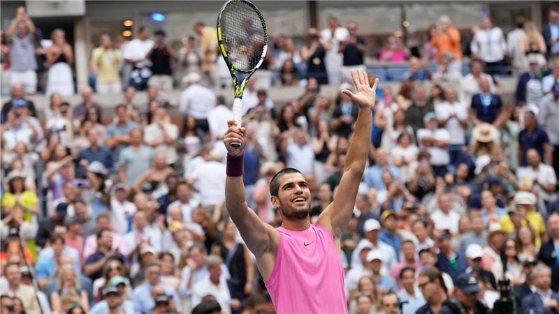 Bilder des Tages Der Tennisprofi Carlos Alcaraz jubelt nach seinem Sieg im Halbfinale über den Serben Djokovic.