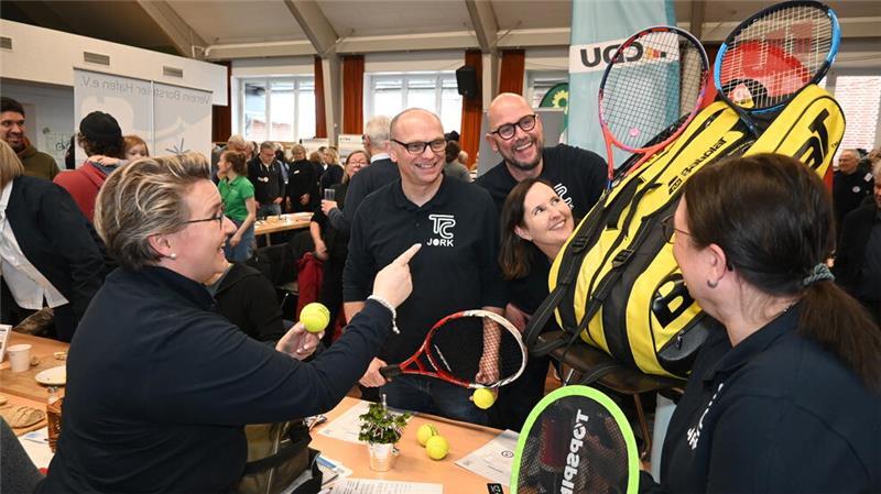 Der Tennnisclub Jork warb für seinen Sport, mit Unterstützung der Kommunen sollen zwei Padel-Plätze realisiert werden.