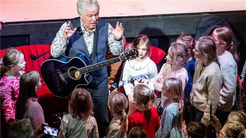 Streit um Liedtexte: Gema siegt vor Gericht gegen OpenAI Der Text Rolf Zuckowskis „In der Weihnachtsbäckerei“ ist einer von neun in der Klage der Gema gegen OpenAI. (Archivbild)