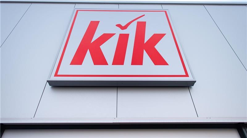Der Textildiscounter Kik will seine Wettbewerbsfähigkeit steigern und dafür auch unrentable Filialen schließen.
