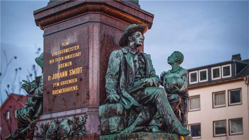 Der Theodor-Heuss-Platz mit dem Denkmal von Bürgermeister Smidt: Wie kritisch muss man die Darstellung sehen? Foto: Arnd Hartmann