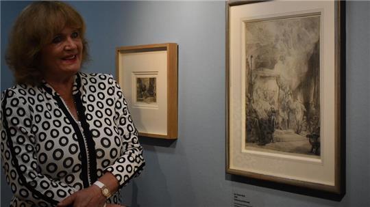 Sammlerin Charlotte Meyer steht neben Rembrandts "Der Tod der Maria", die vom Format deutlich größer ist als die meisten der im Kunsthaus präsentierten Werken des Künstlers
