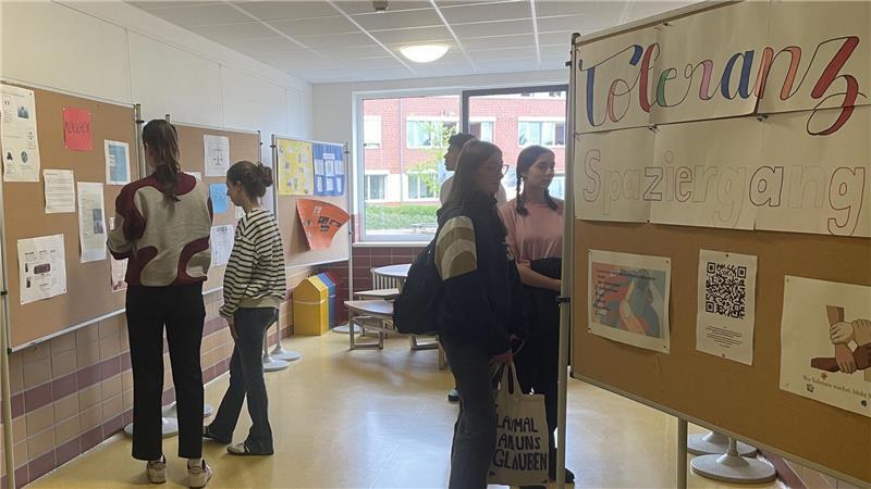 Der Toleranzspaziergang am Aue-Geest-Gymnasium lädt zum Lesen und Verweilen ein.