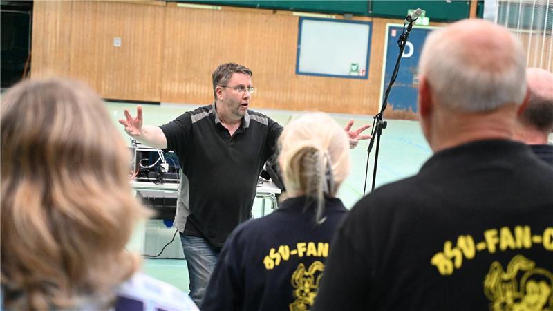 „Die Hölle Nord bricht los!“: Buxtehuder SV bekommt seine eigene Hymne Der Tontechniker Uwe Wendt aus Stade dirigiert den Fanchor.