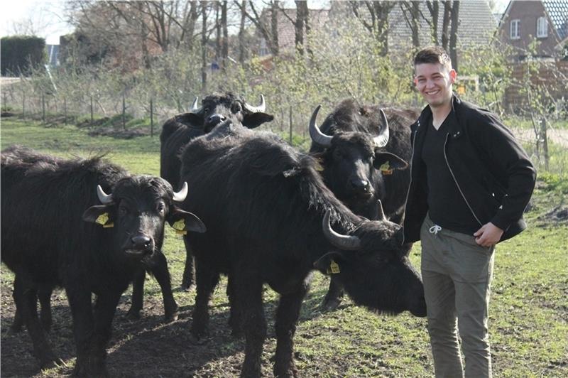 Der Torjäger mit seinen Wasserbüffeln: Timo von Reith ist nicht nur auf dem Fußballplatz leidenschaftlich unterwegs, sondern auch als Züchter von Freilandrindern. Foto Bröhan
