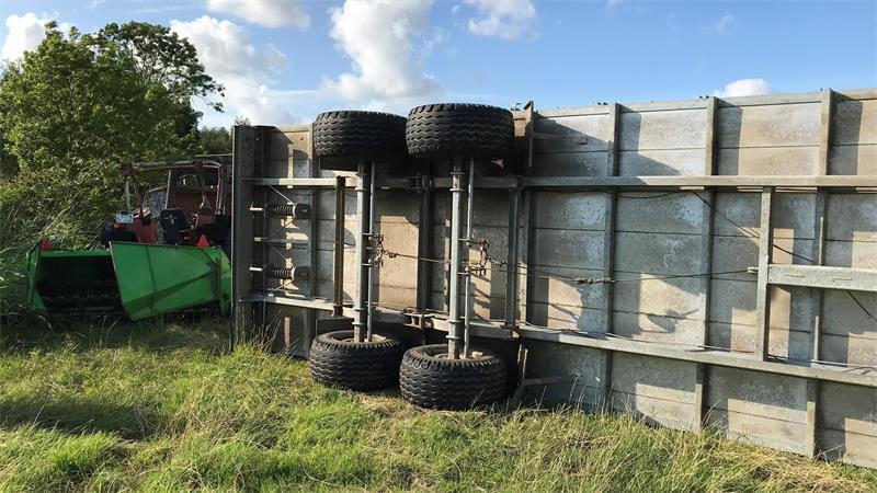 Der Tornado hob offenkundig einen drei Tonnen schweren Viehwagen für zehn Kühe hoch und kippte ihn auf die Seite.