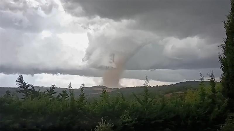 „Traumatisierend“: Bestürzung nach Tornado in Südfrankreich Der Tornado verwüstete Teile des Ortes.