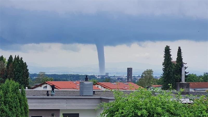 Tornado bildet sich auf dem Bodensee Der Tornado zog dann in Richtung Lindau ab.
