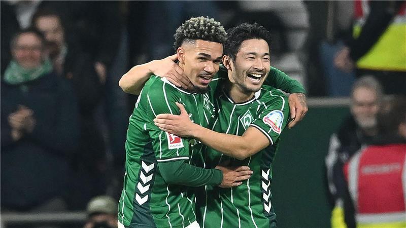 Der Torschütze und sein Vorlagengeber: Justin Njinmah (l) und Yukinari Sugawara vom SV Werder Bremen.