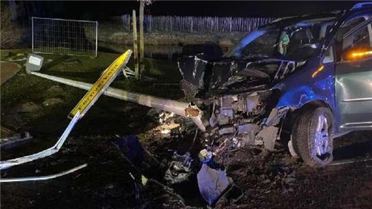 Der Touran wurde bei dem Unfall total beschädigt.