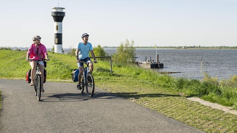 Der Tourismusverband setzt auf Fahrradfahren - wie hier an der Elbe in Twielenfleth.Tagesausflügler und Touristen wie diese Fahrradfahrer füllen die Kassen.
