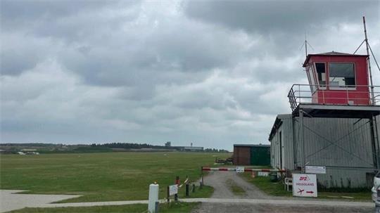 Der Tower der Sportfluggruppe Nordholz/Cuxhaven: Hier wird es aller Voraussicht nach keine Starterlaubnis für das Unternehmen geben. Foto: Kramp