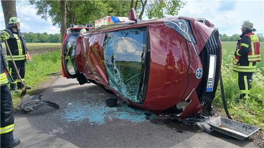 Der Toyota war nach dem Zusammenstoß mit einem Baum an der Estorfer Straße auf der Seite gelandet.