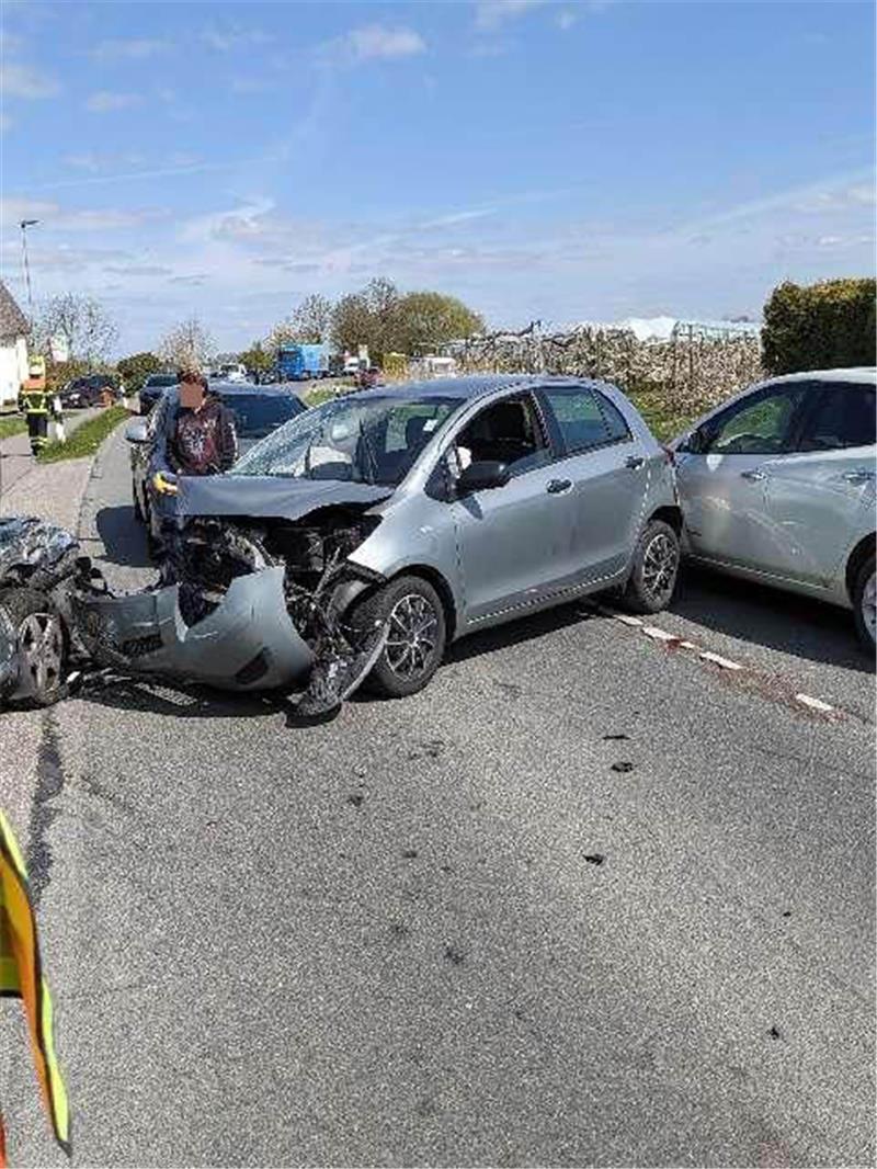 Der Toyota wurde von dem Skoda touchiert und gegen den Nissan geschleudert. Foto: Polizei