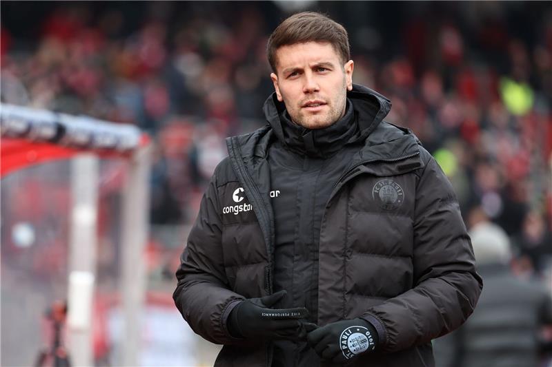 Der Trainer Fabian Hürzeler von St. Pauli steht vor Spielbeginn auf dem Platz.