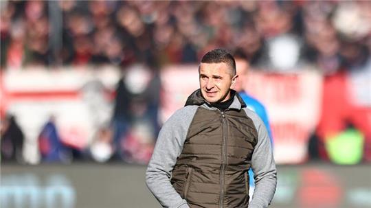 Der Trainer Mersad Selimbegovic von Hansa Rostock steht vor Spielbeginn auf dem Platz.