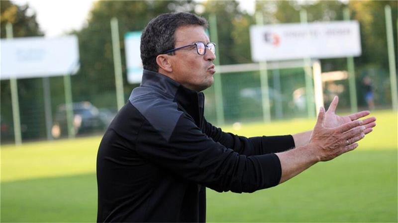 Der Trainer der U19 des JFV A/O/B/H/H, Olaf Lakämper, setzt bei Spielern und Trainern auf Teamgeist. Foto: Krause