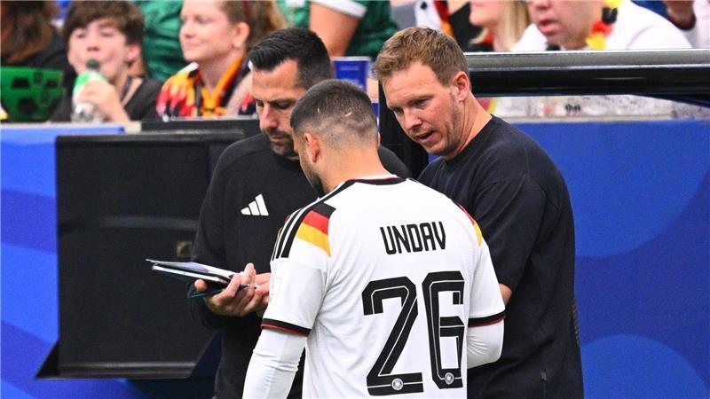 Der 57-Minuten-Knipser Undav mag nicht draußen sein Der Trainer und sein Edeljoker: Letzte Anweisungen von Julian Nagelsmann an Deniz Undav beim ersten WM-Spiel. (Archivbild)