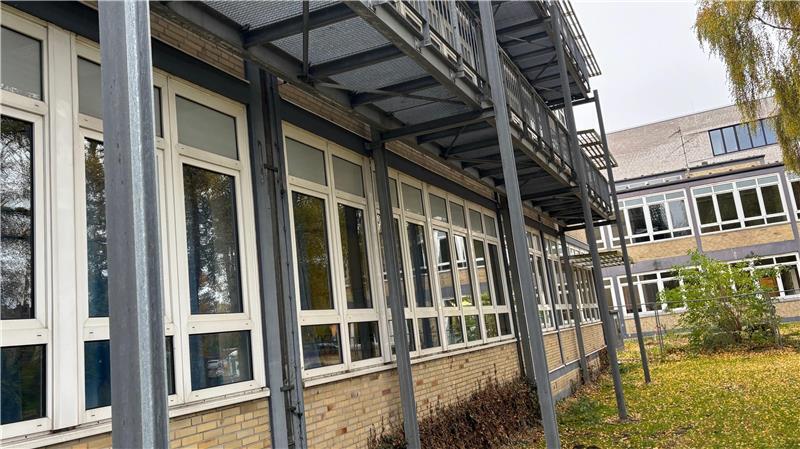 Der Trakt C (links) der Halepaghen-Schule stammt aus dem Jahr 1958 und wurde 2020 um eine Mensa erweitert. Der Trakt B (rechts) wurde 1961 errichtet.